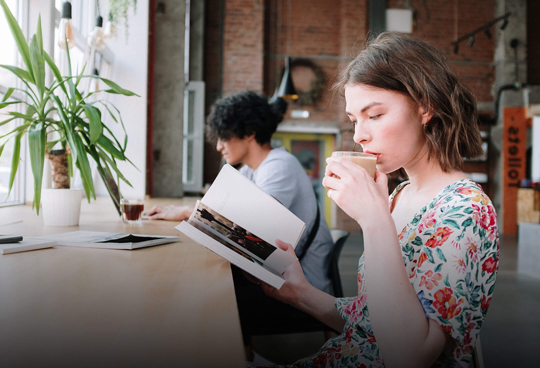 コーヒーを飲みながら読書をするお客様の写真